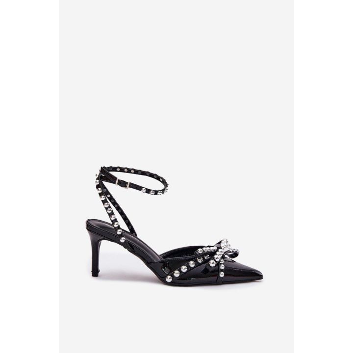 Juodi lakiniai aukštakulniai su atviru kulnu ir papuošimais