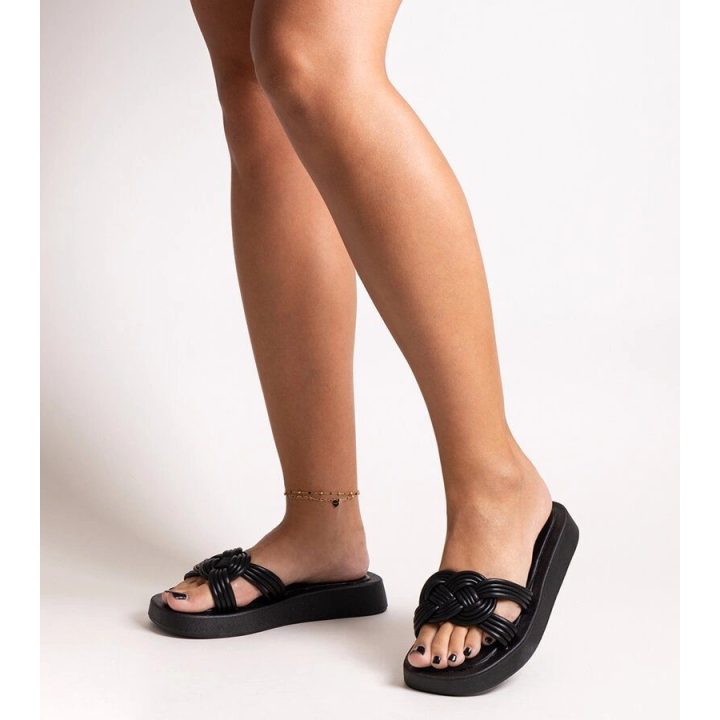 Moteriškos juodos šlepetės Ferrei