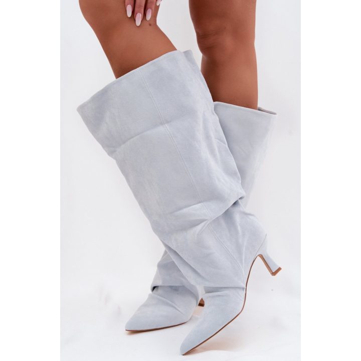 Šviesiai pilki ilgaauliai batai virš kelių Step in style