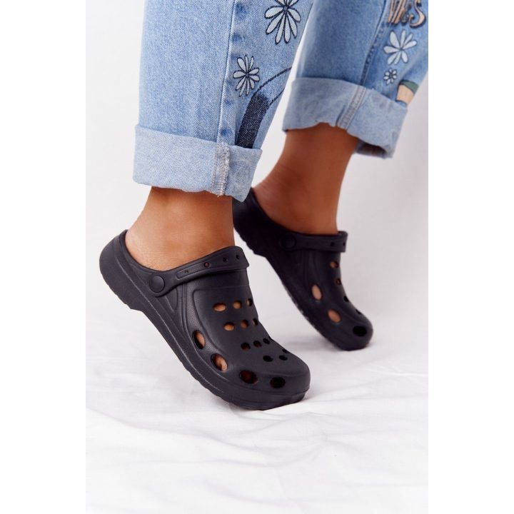 Šlepetės juodos ventiliuojamos su dirželiu Ideal Shoes BOTO