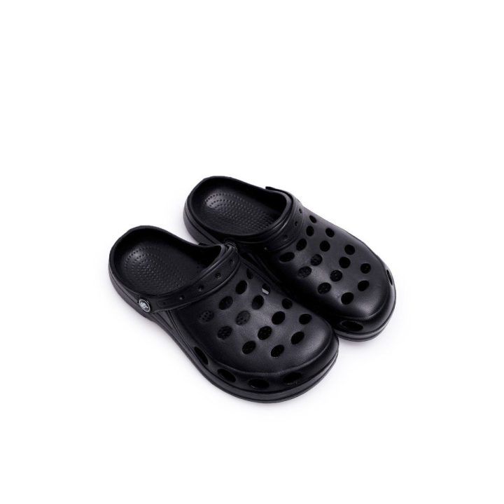 Šlepetės juodos ventiliuojamos su dirželiu Ideal Shoes BOTO