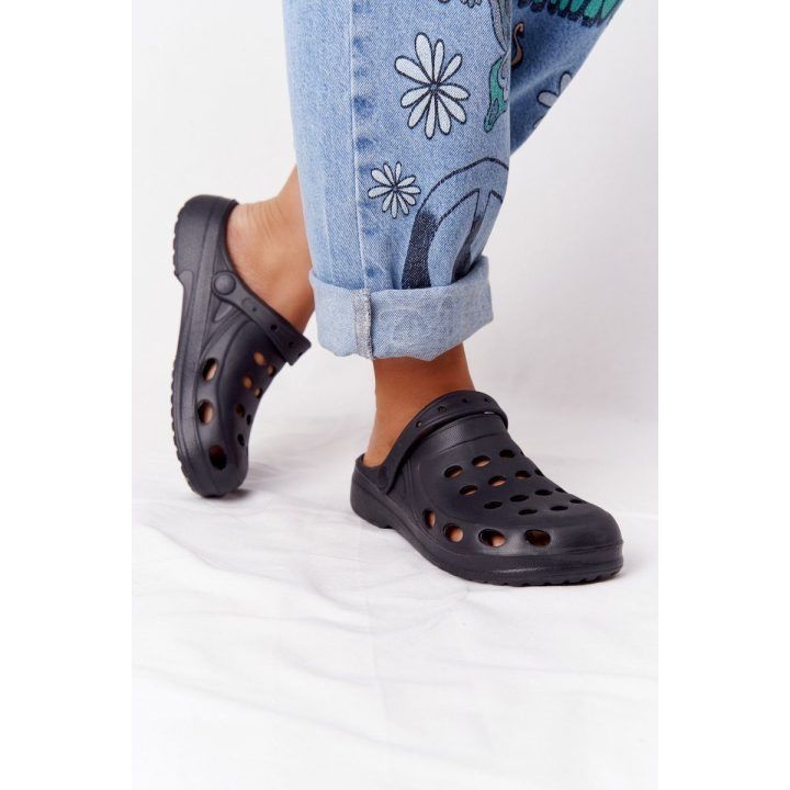 Šlepetės juodos ventiliuojamos su dirželiu Ideal Shoes BOTO