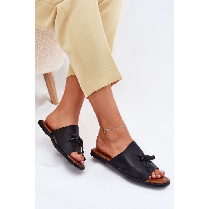 Moteriškos juodos basutės su dekoratyviais raišteliais Norela