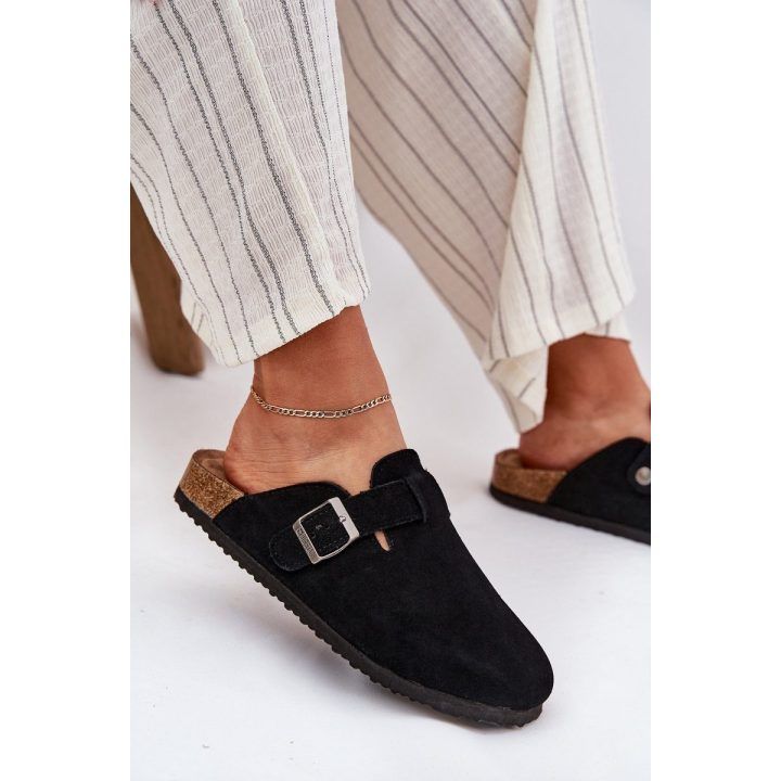 Juodi zomšiniai klumpės su sagtimi moterims BIG STAR SHOES