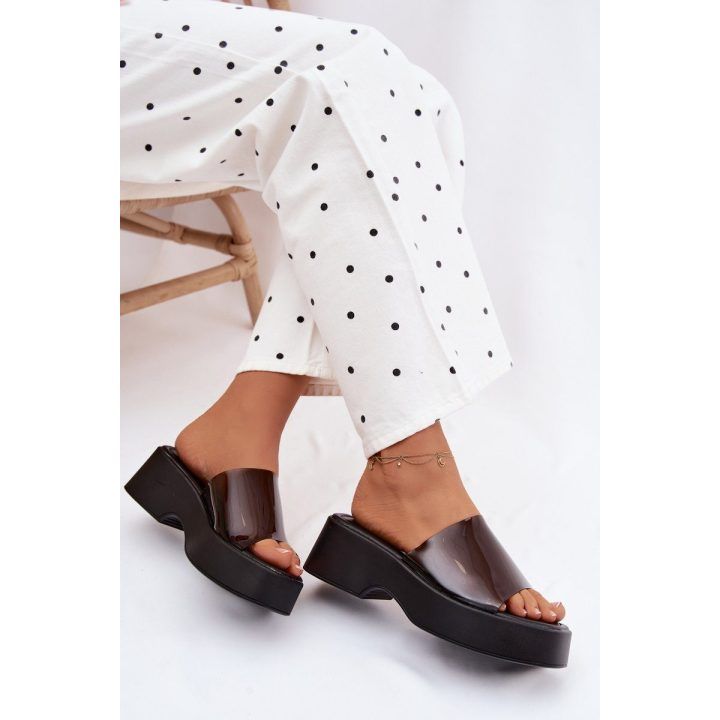 Moteriškos platforminės šlepetės su permatomu dirželiu, juodos BOTO