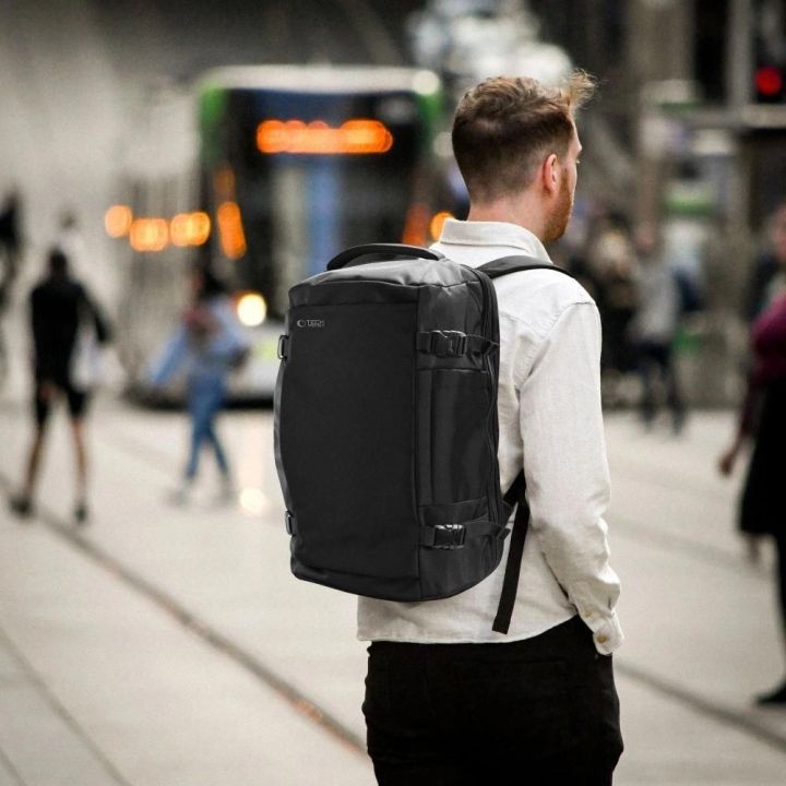 Kuprinė kelionėms juoda 20L su skyriumi kompiuteriui