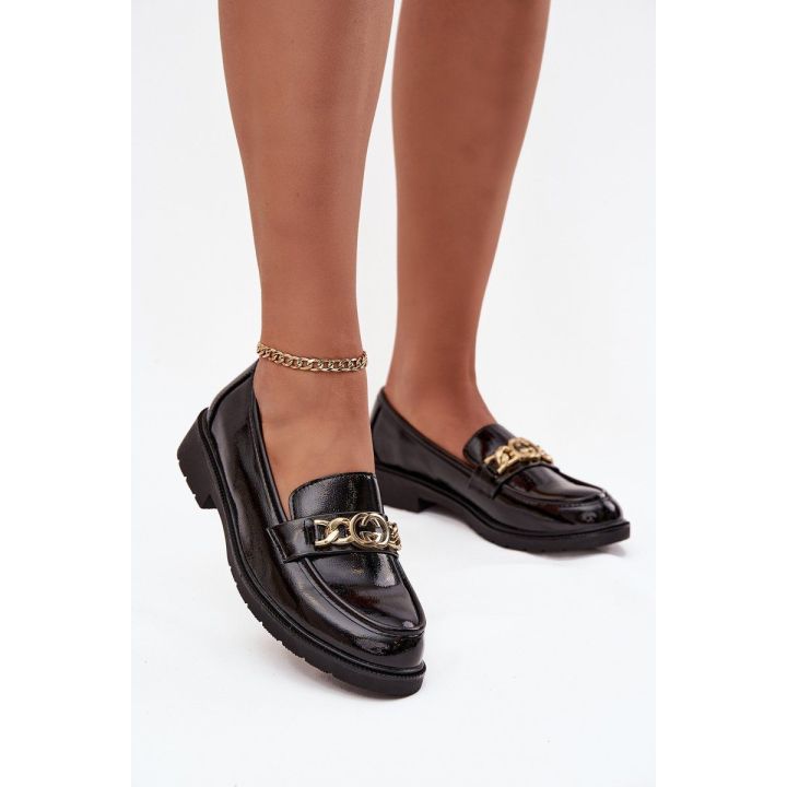 Lakuoti juodi moteriški loaferiai su auksine grandinėle