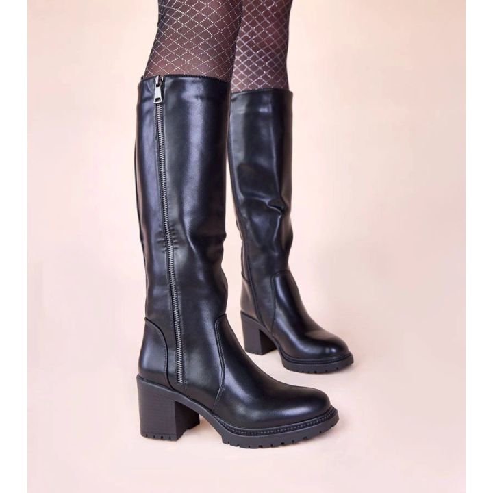 Ilgaauliai batai su elastinga įsiuva Akia – elegancijai ir patogumui vėsiomis dienomis.