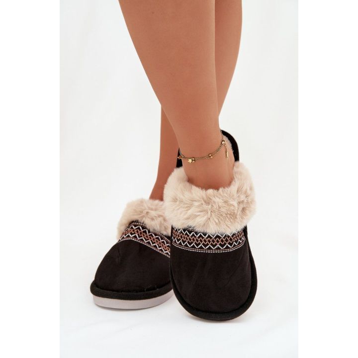 Šlepetės su kailiu ir siuvinėjimu Devianne – jaukumui ir šilumai namuose.