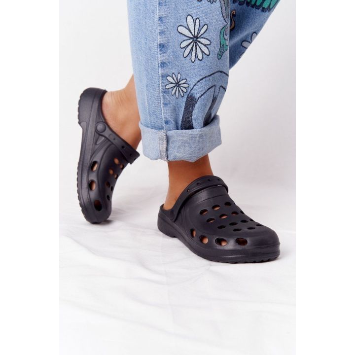 Šlepetės juodos ventiliuojamos su dirželiu Ideal Shoes