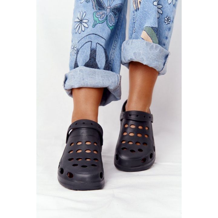 Šlepetės juodos ventiliuojamos su dirželiu Ideal Shoes