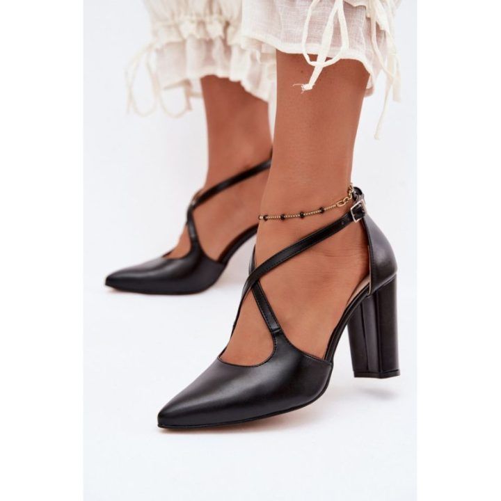 Juodi aukštakulniai bateliai su dirželiu Step in style