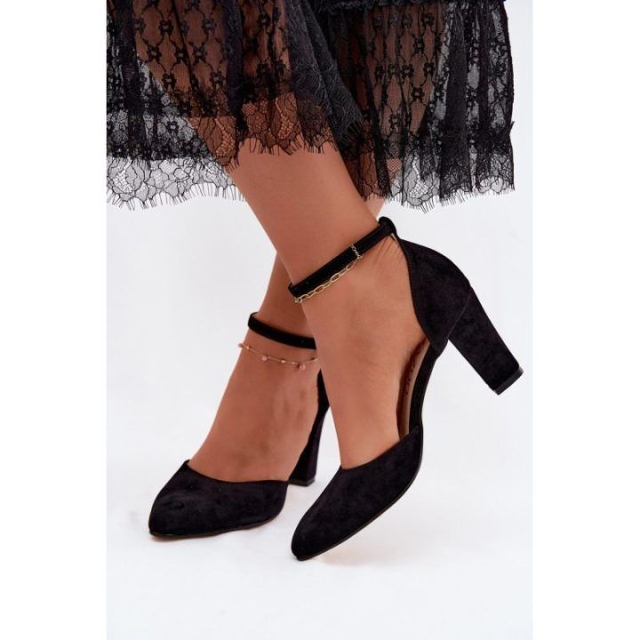 Juodi aukštakulniai bateliai su dirželiu prie čiurnos Step in style
